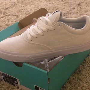 never worn nike shoes